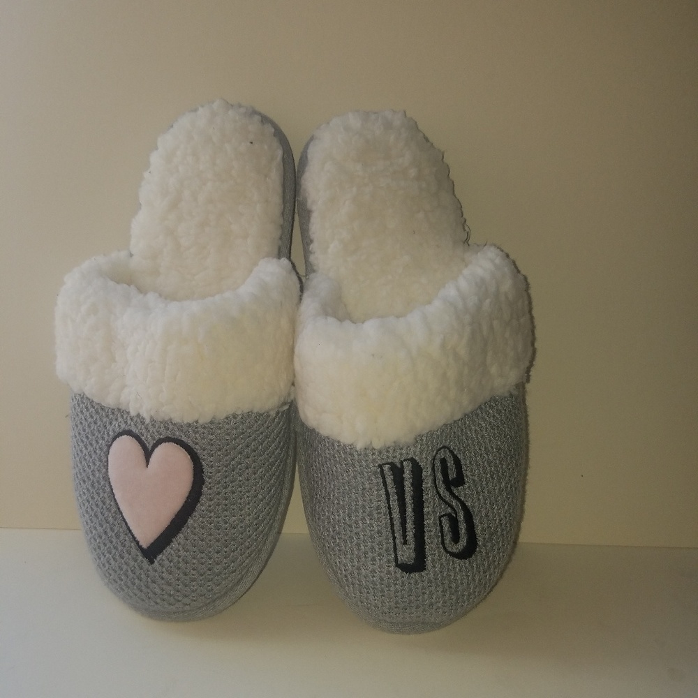 NWOT Victoria secret- Super fuzzy Slippers